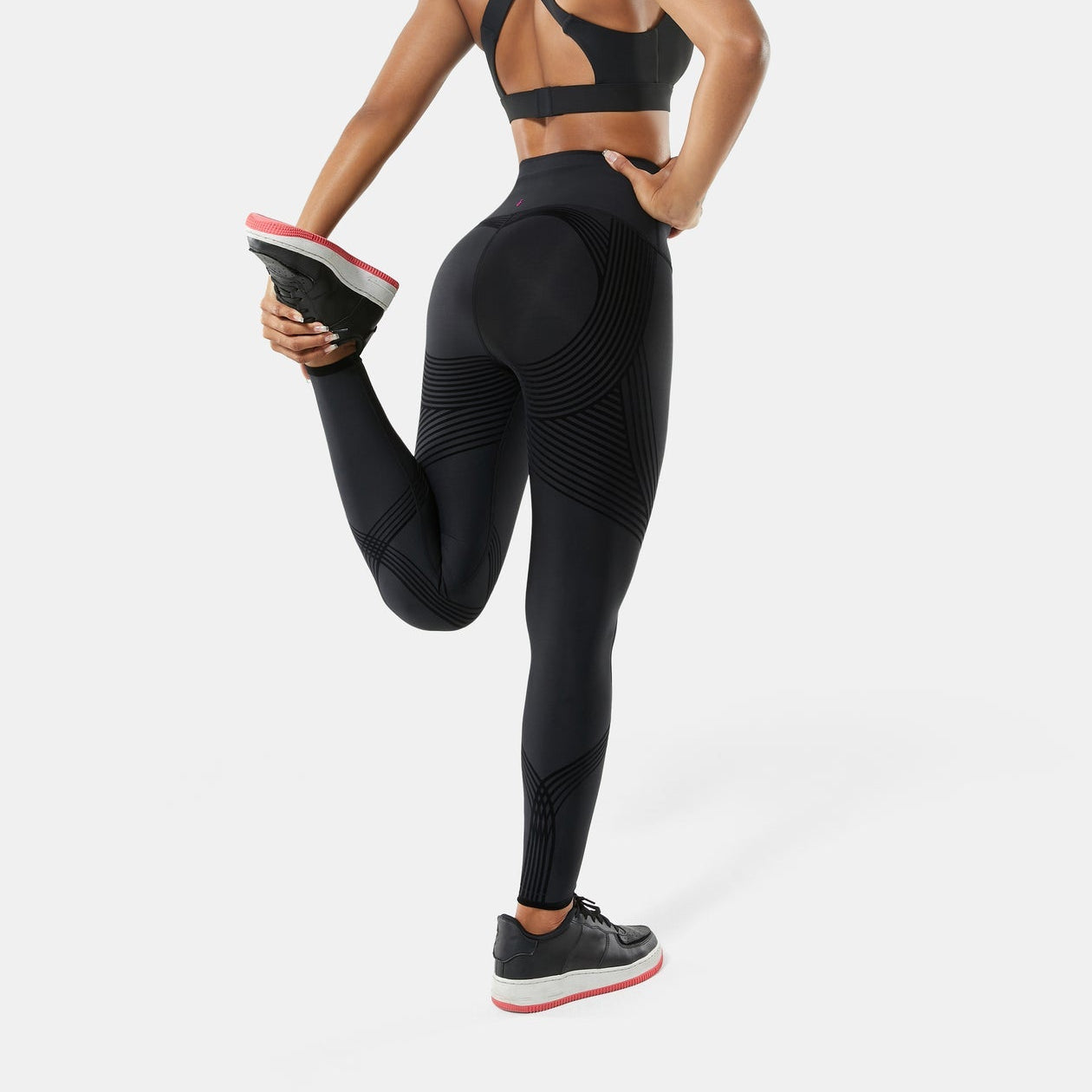 NU-Shape™ – Le legging qui redéfinit votre corps et votre confort